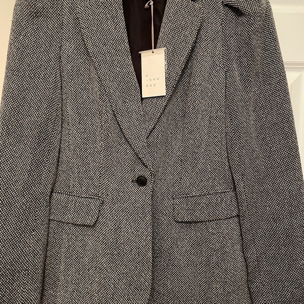 Women’s tweed blazer pleaded at shoulder